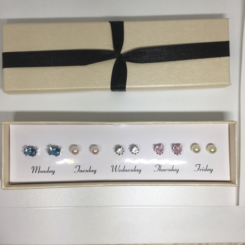 🍡 NWT FIVE PAIR GIFT BOX OF EARRINGS